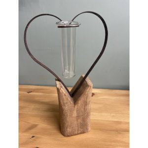 coeur en métal avec tube sur pied en bois