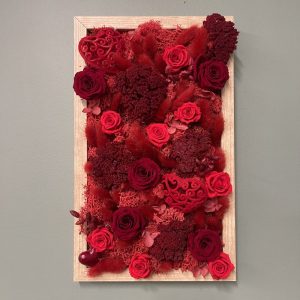 Tableau végétal avec roses stabilisées