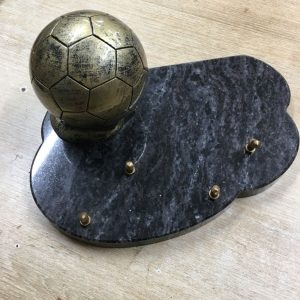 Plaque foot avec ballon en bronze 31x22xh14cm