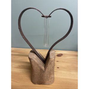 coeur en métal avec tube sur pied en bois 25cm